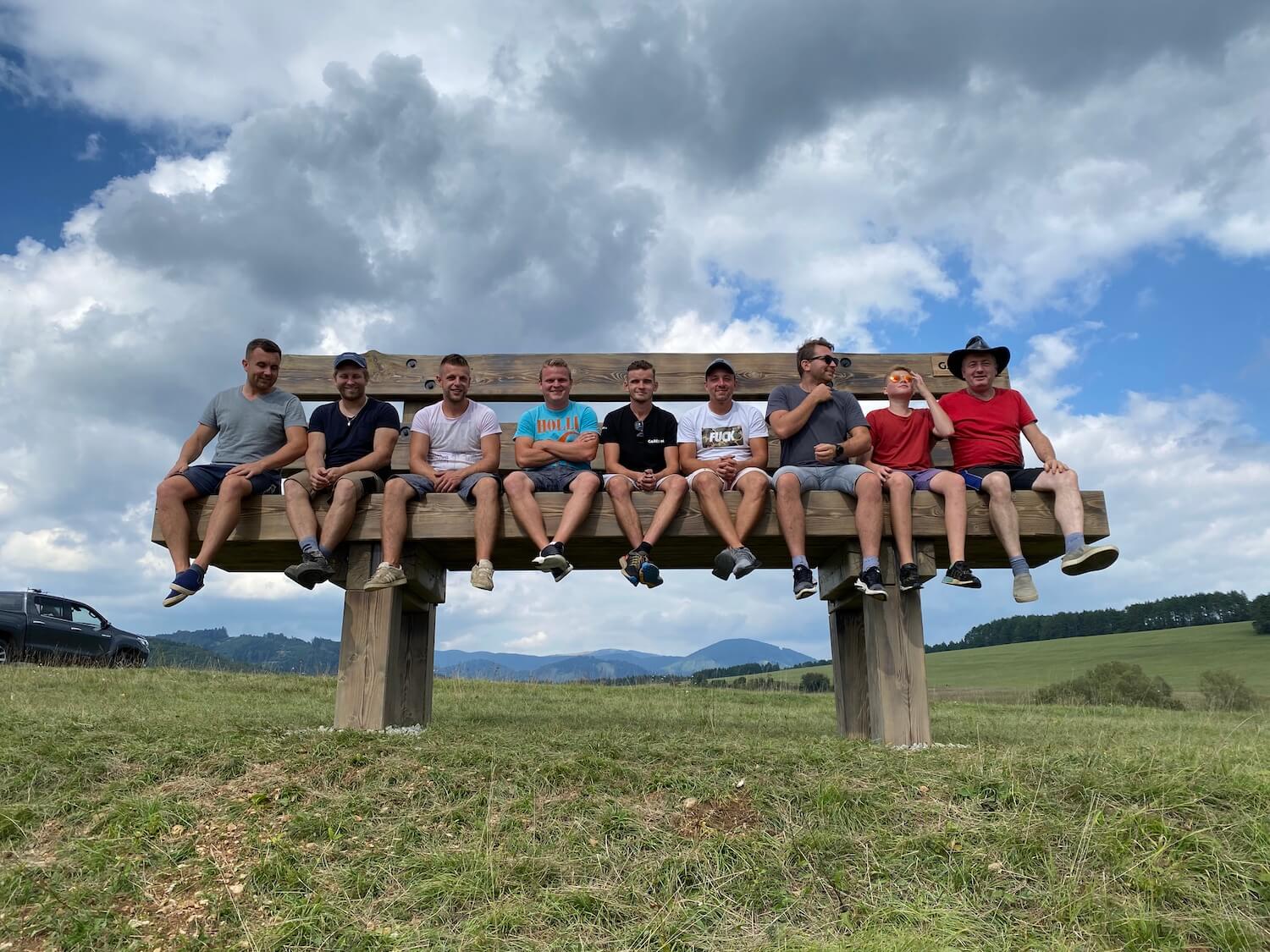 Ľudia sedia spolu na lavičke GARDEON