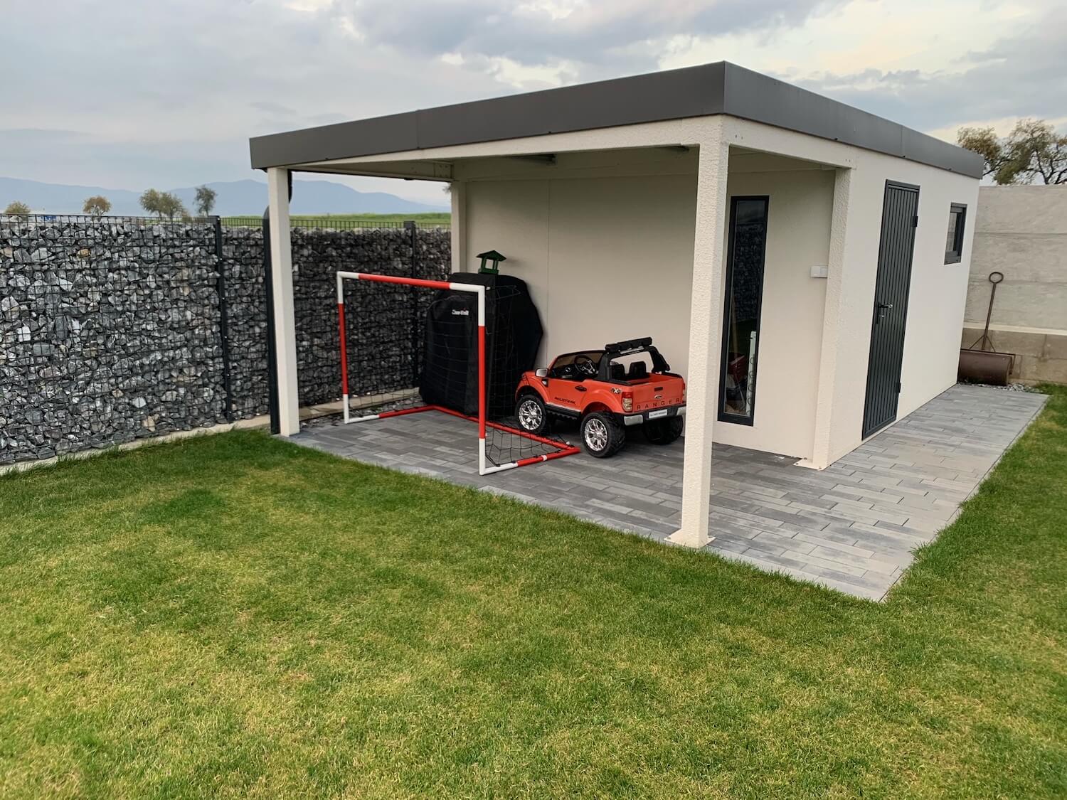 Záhradný domček s prístreškom na záhrade s hračkami