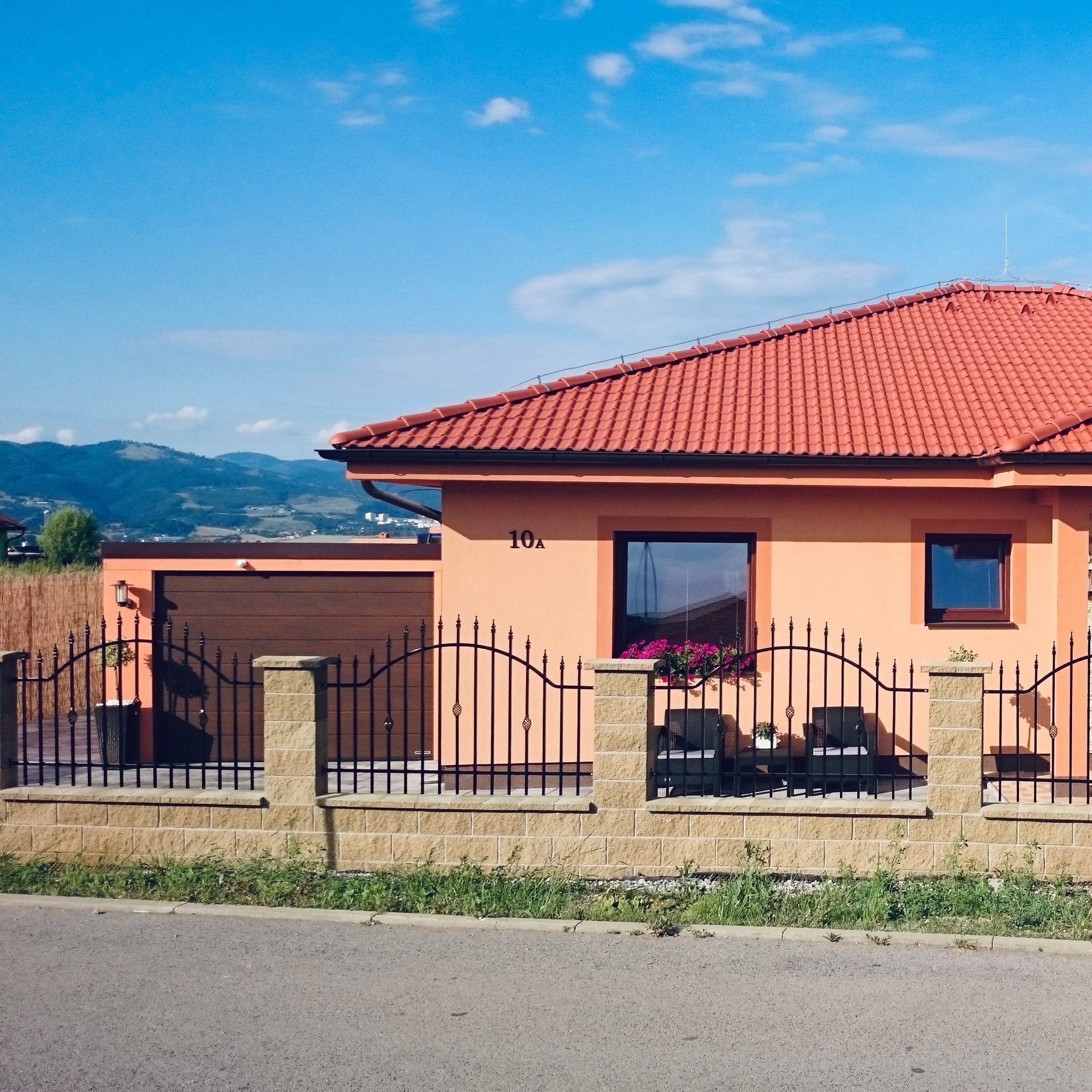 Garáž pri domčeku v marhuľovej farbe