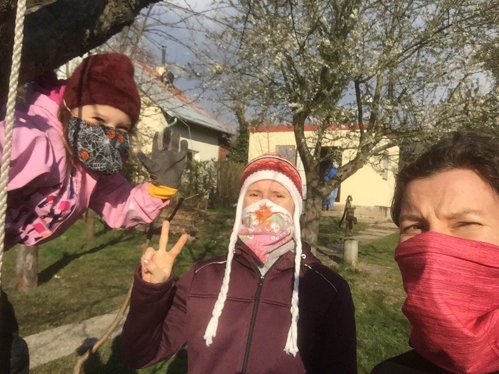 Zadowolone klientki przy domku modułowym GARDEON