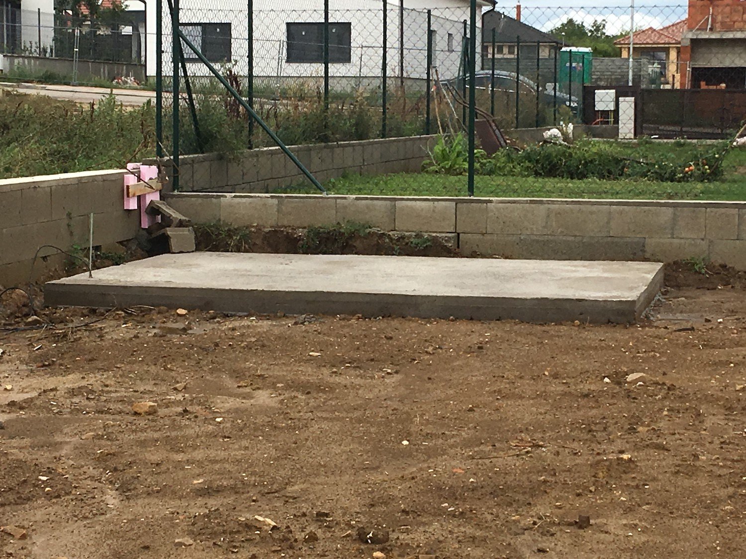 Bet&oacute;nov&aacute; platňa v z&aacute;hrade