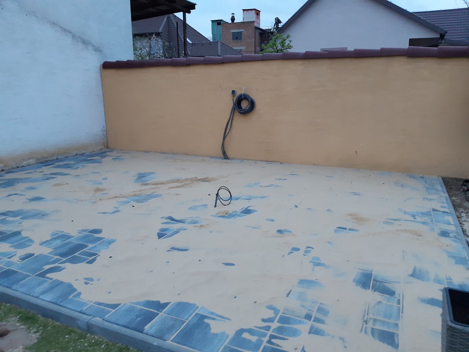 Podklad zo z&aacute;mkovej dlažby s pieskom na &scaron;p&aacute;rovanie