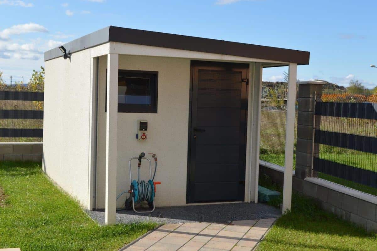 Záhradný domček s tmavými dverami