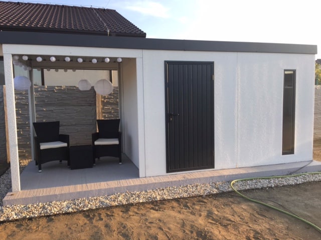 Záhradný domček s prístreškom a posedením