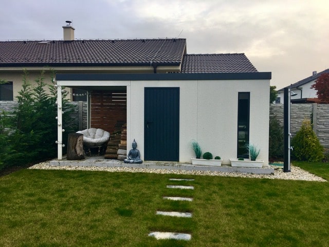 Záhradný domček s prístreškom