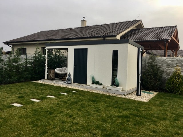 Záhradný domček s prístreškom z pravej strany