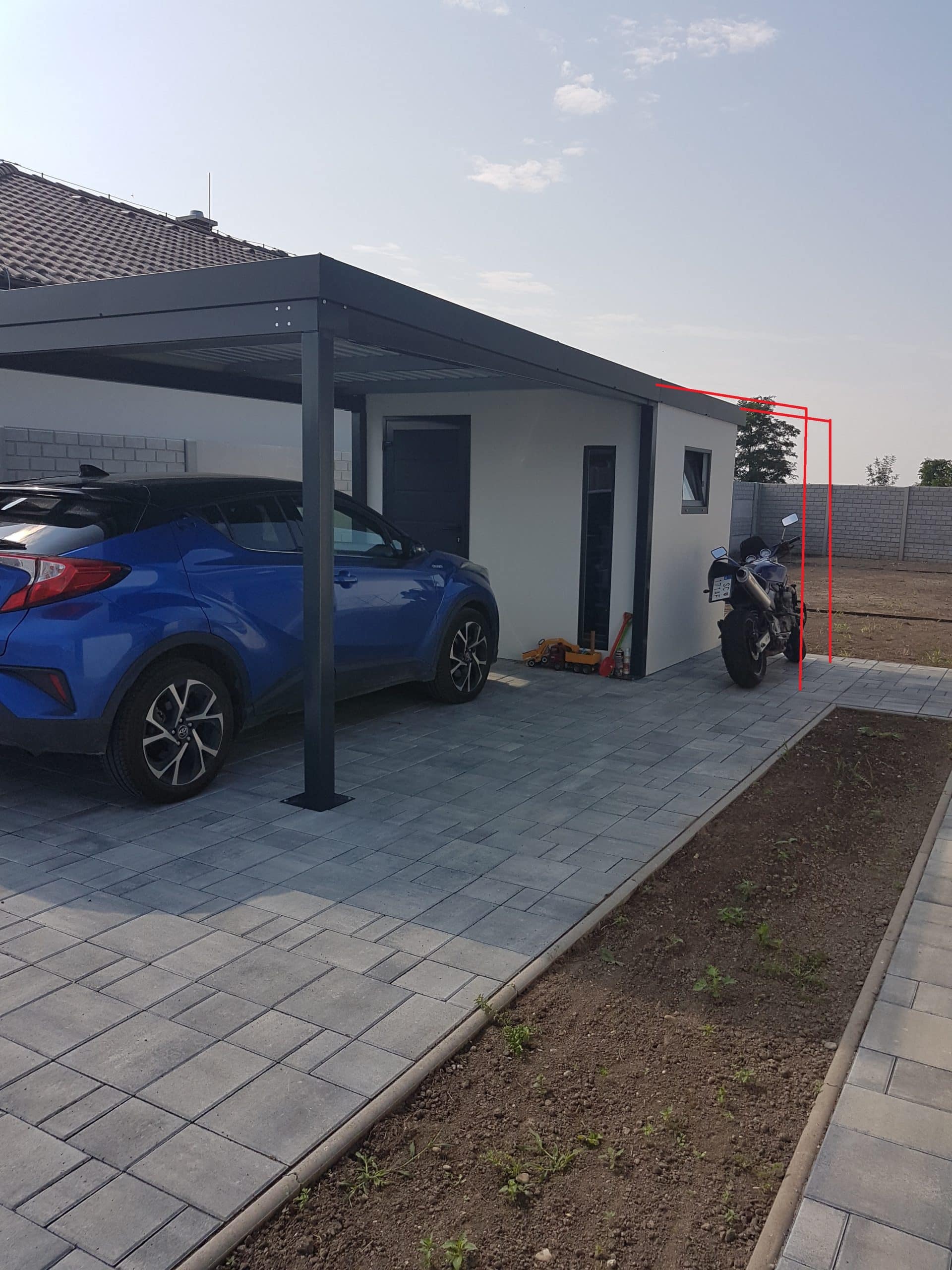 Záhradný domček s prístreškom a motorkou