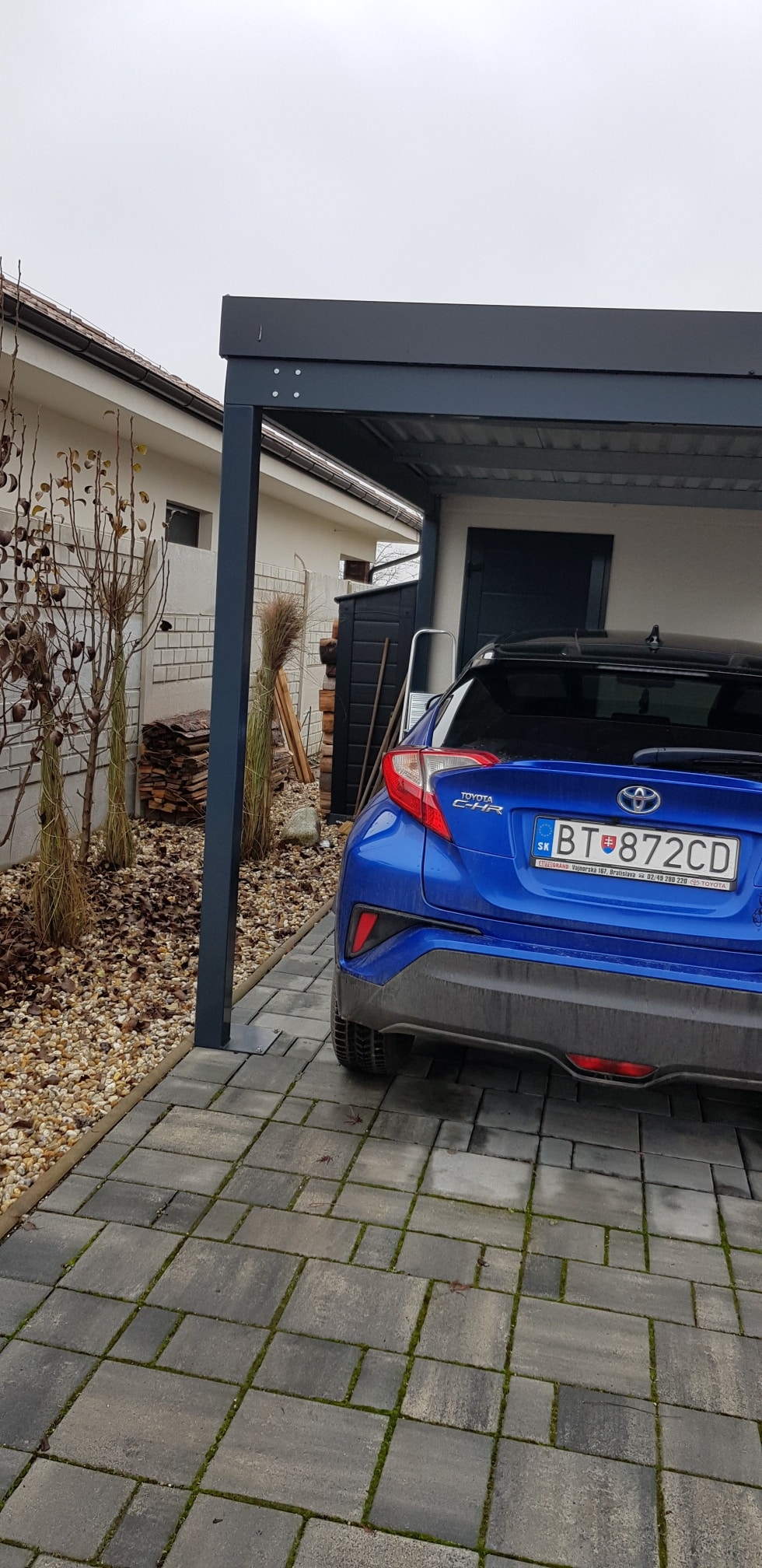 Záhradný domček s prístreškom pod auto