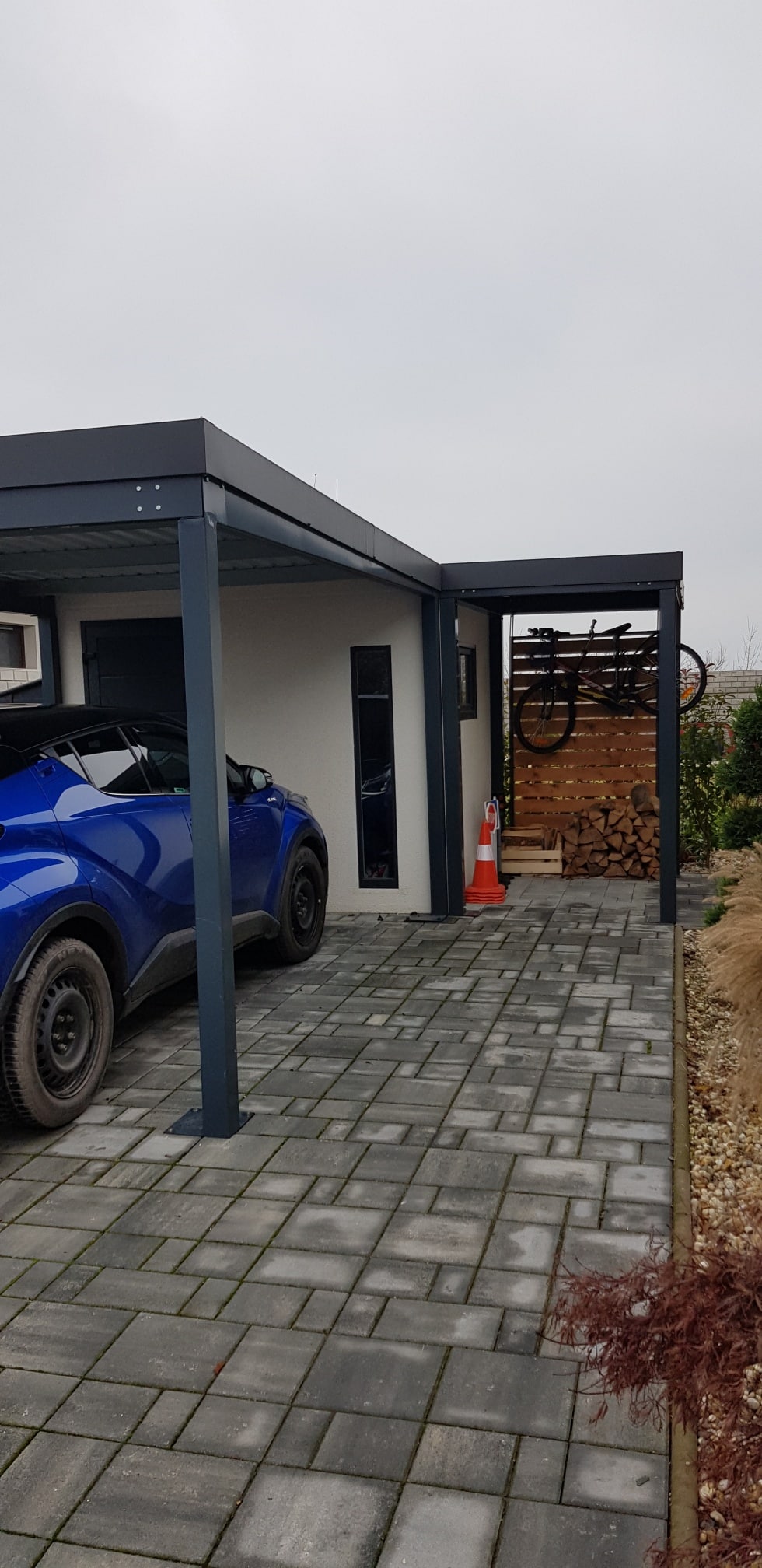 Záhradný domček s prístreškom pod autom a s menším prístreškom