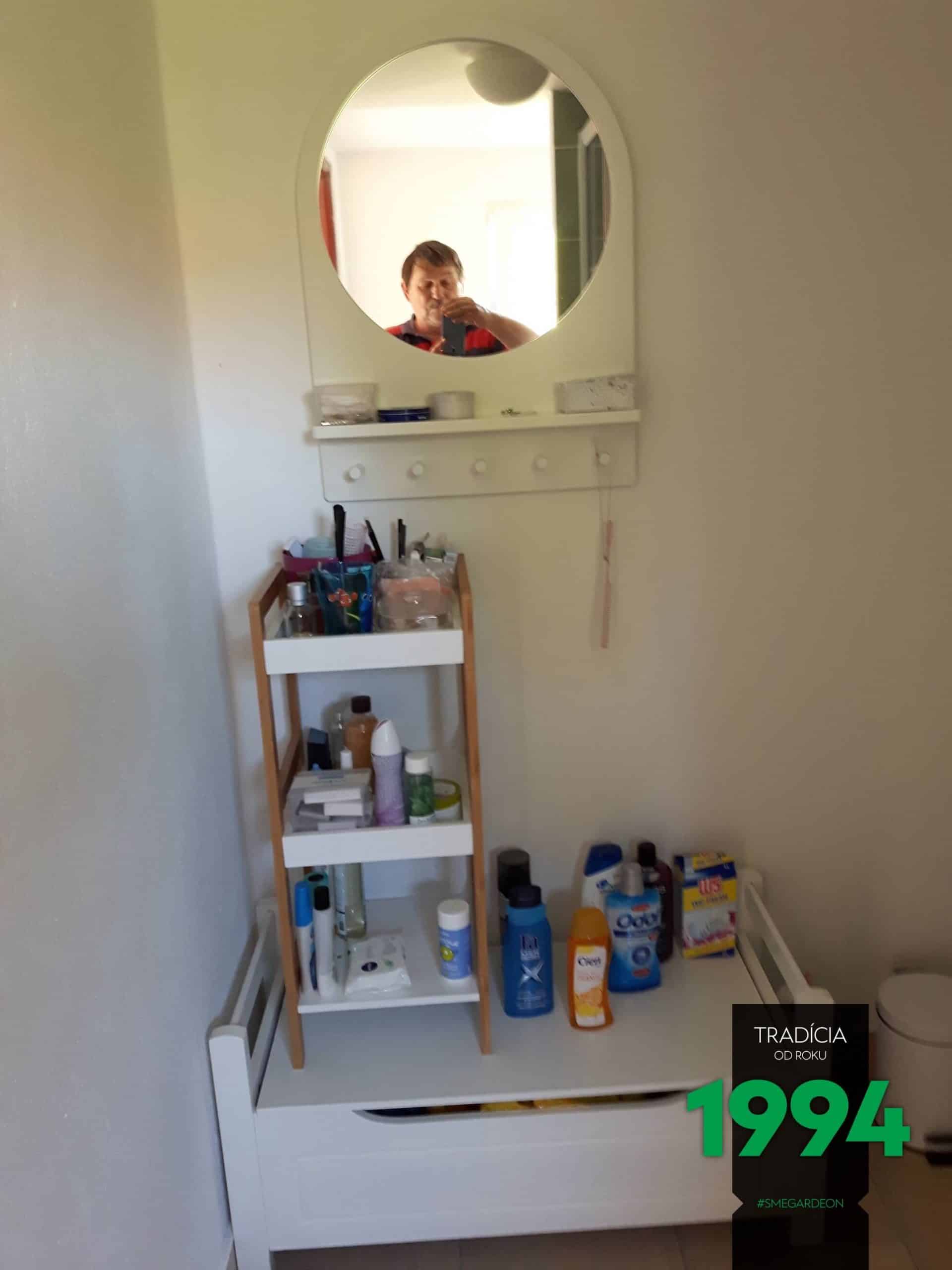 Zrkadlo s drog&eacute;riou v z&aacute;hradnom domčeku