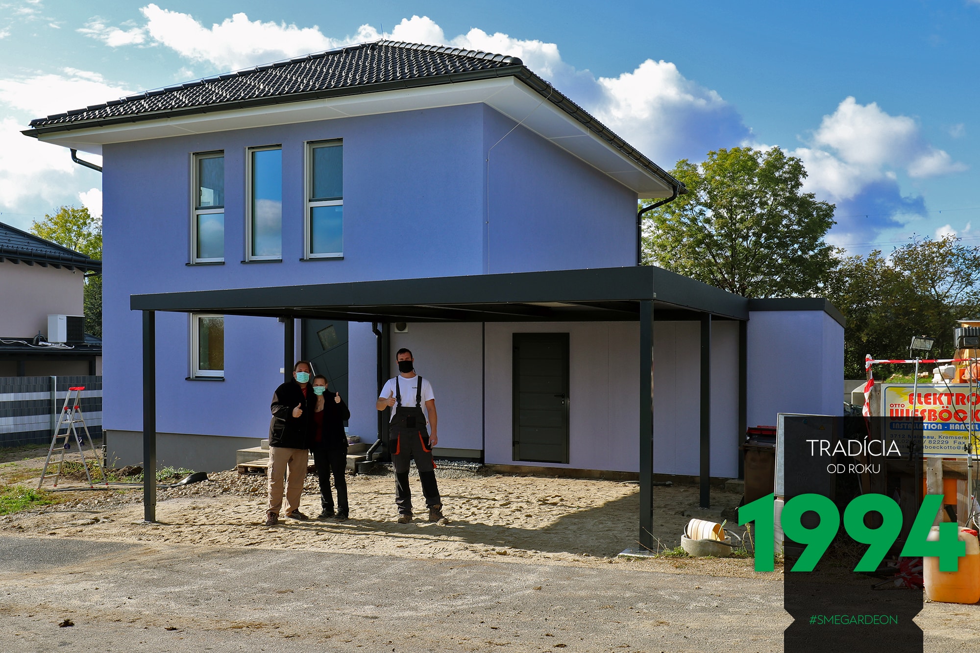 Spokojn&yacute; z&aacute;kazn&iacute;ci s mont&aacute;žnikom pod pr&iacute;stre&scaron;kom