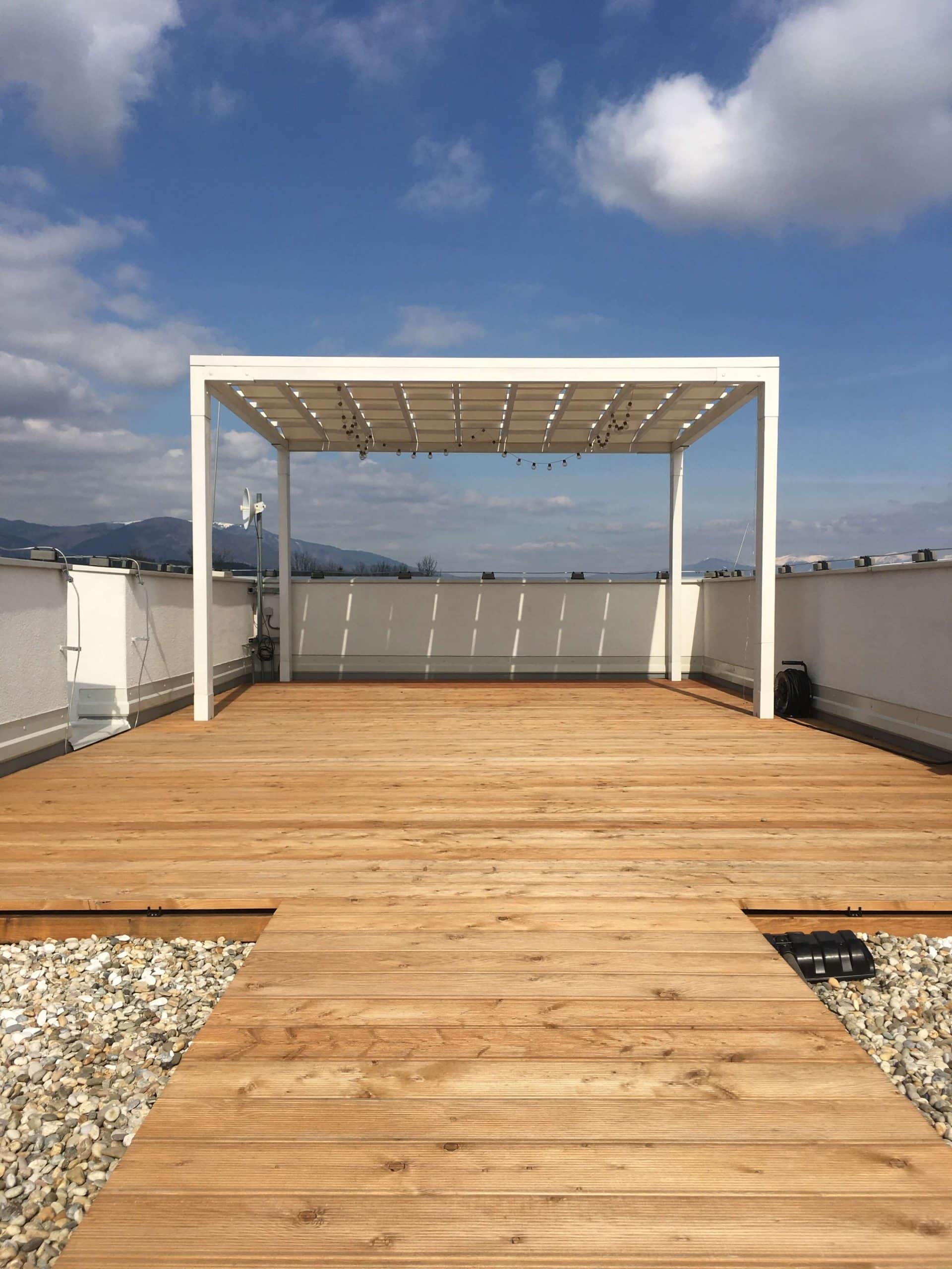 Biała pergola na dachu