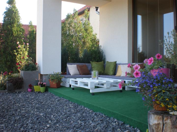 Záhradné posedenie z paliet pri dome