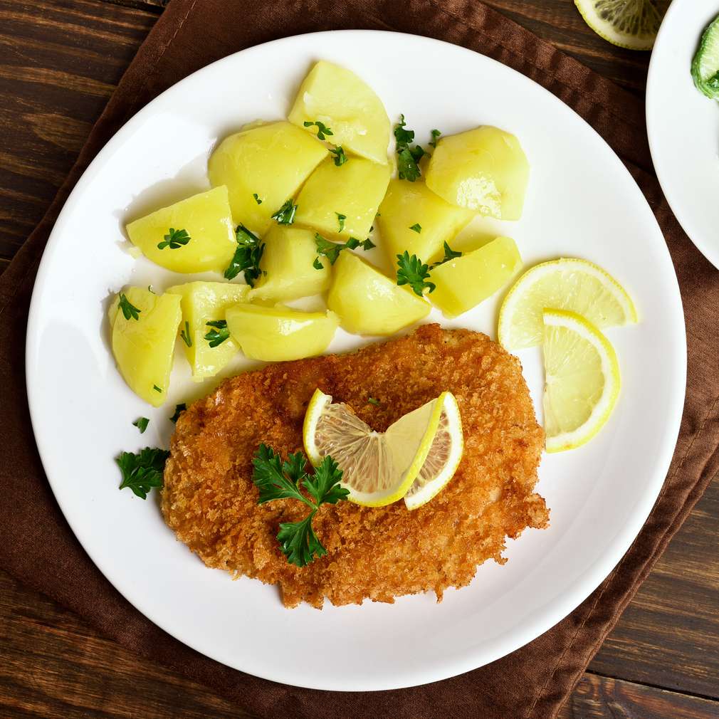 Kotlet z ziemniakami na talerzu