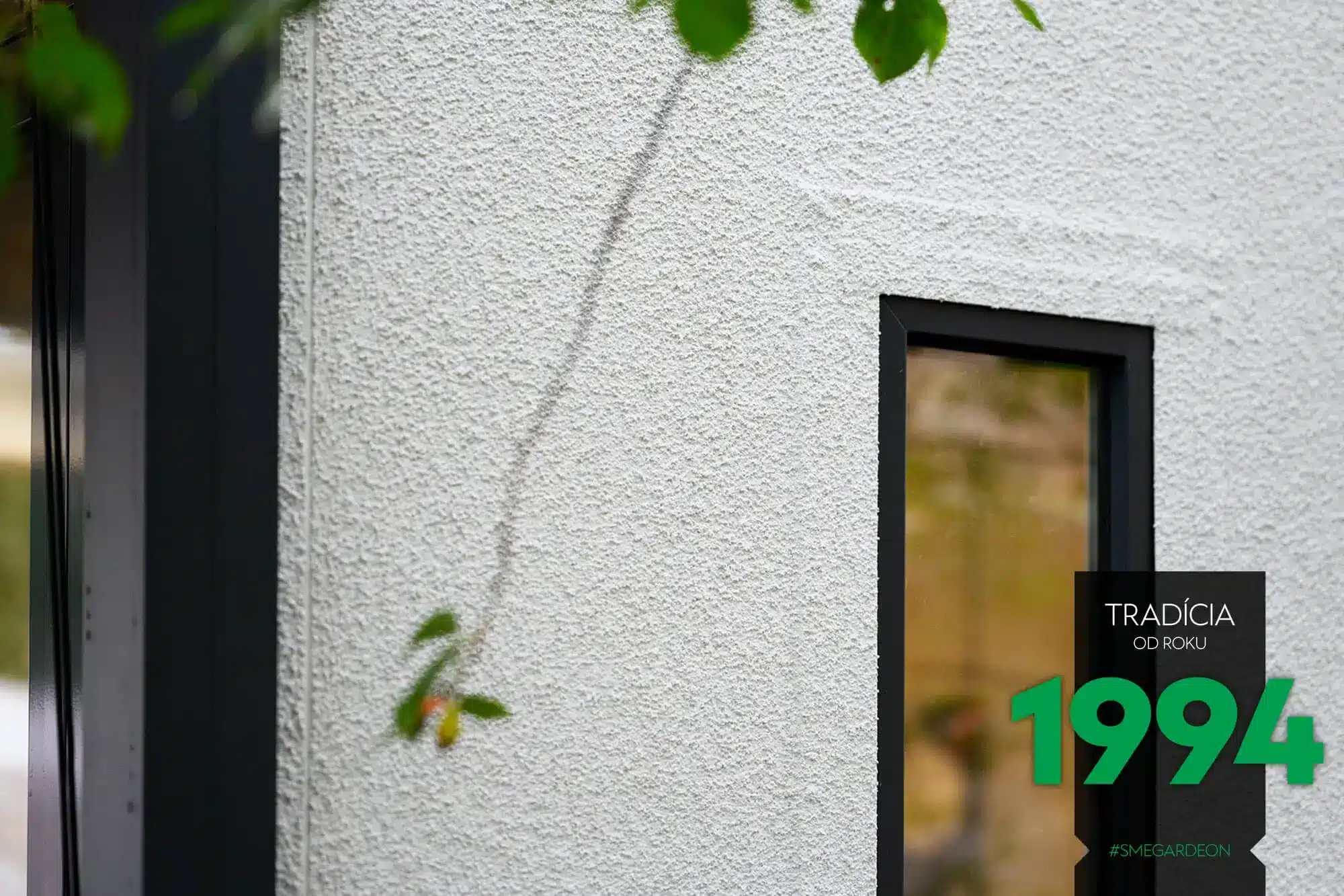 Detail na světlík na zahradním domku v bílé omítce