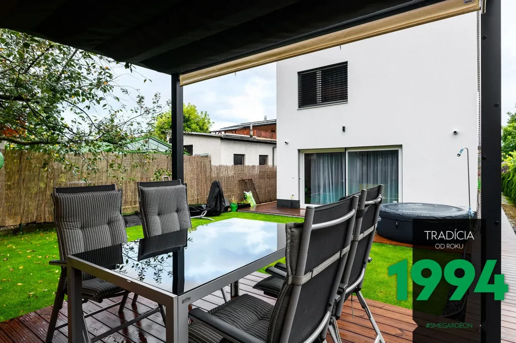 Posezení pod přístřeškem na zahradě