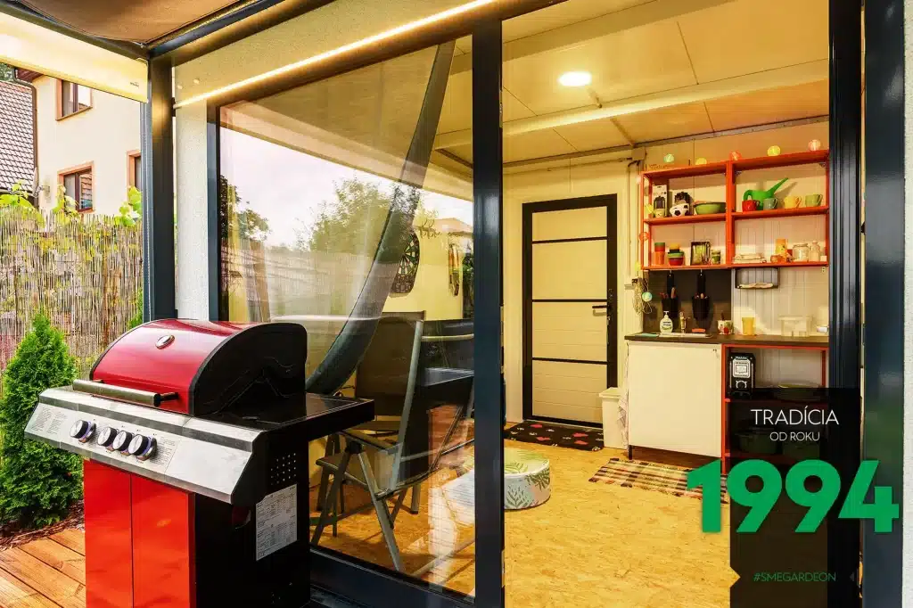 Otevřené skleněné dveře s pohledem dovnitř zahradního domku