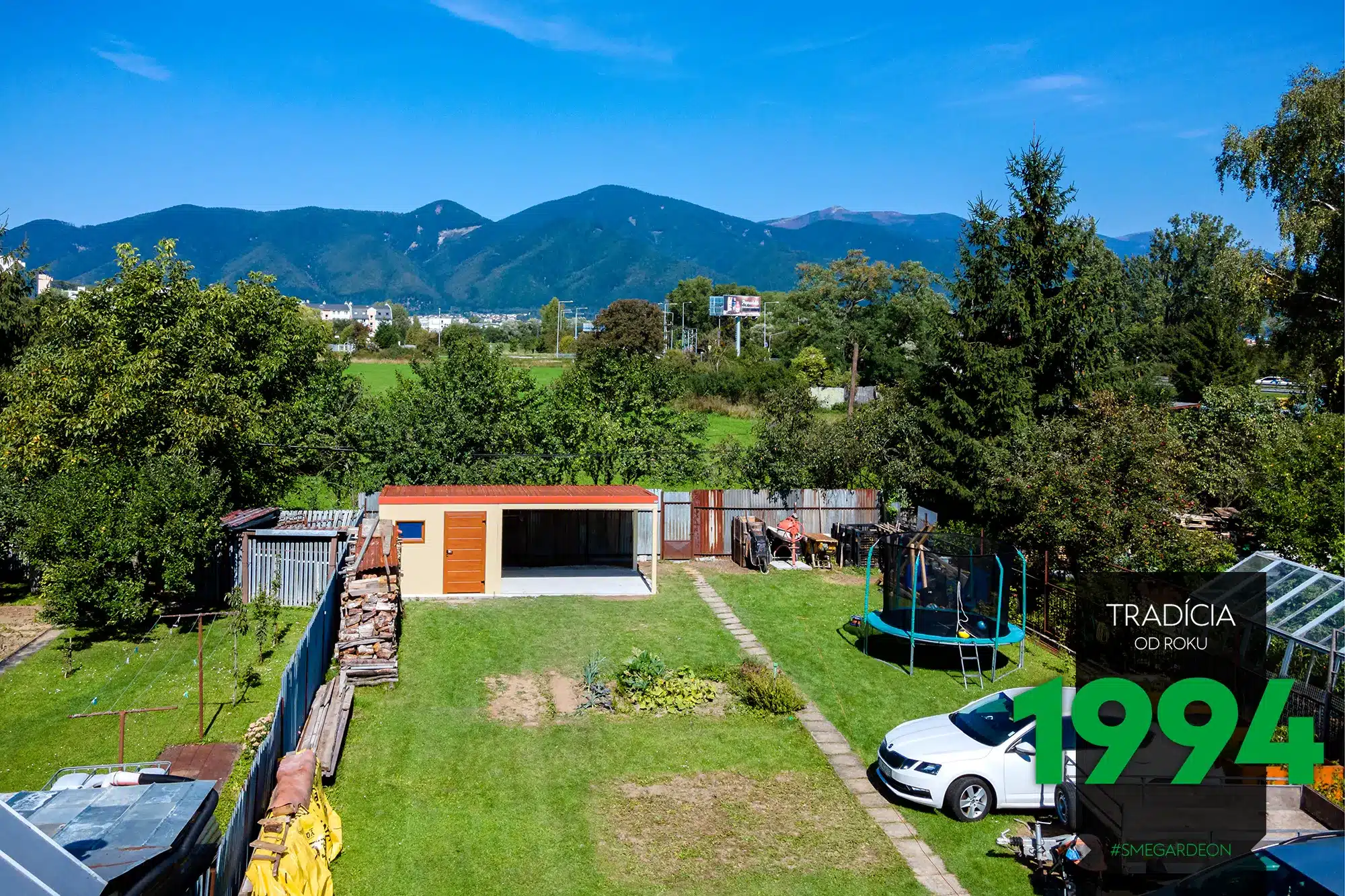 Záhradní domek s přístřeškem po montáži na záhrade