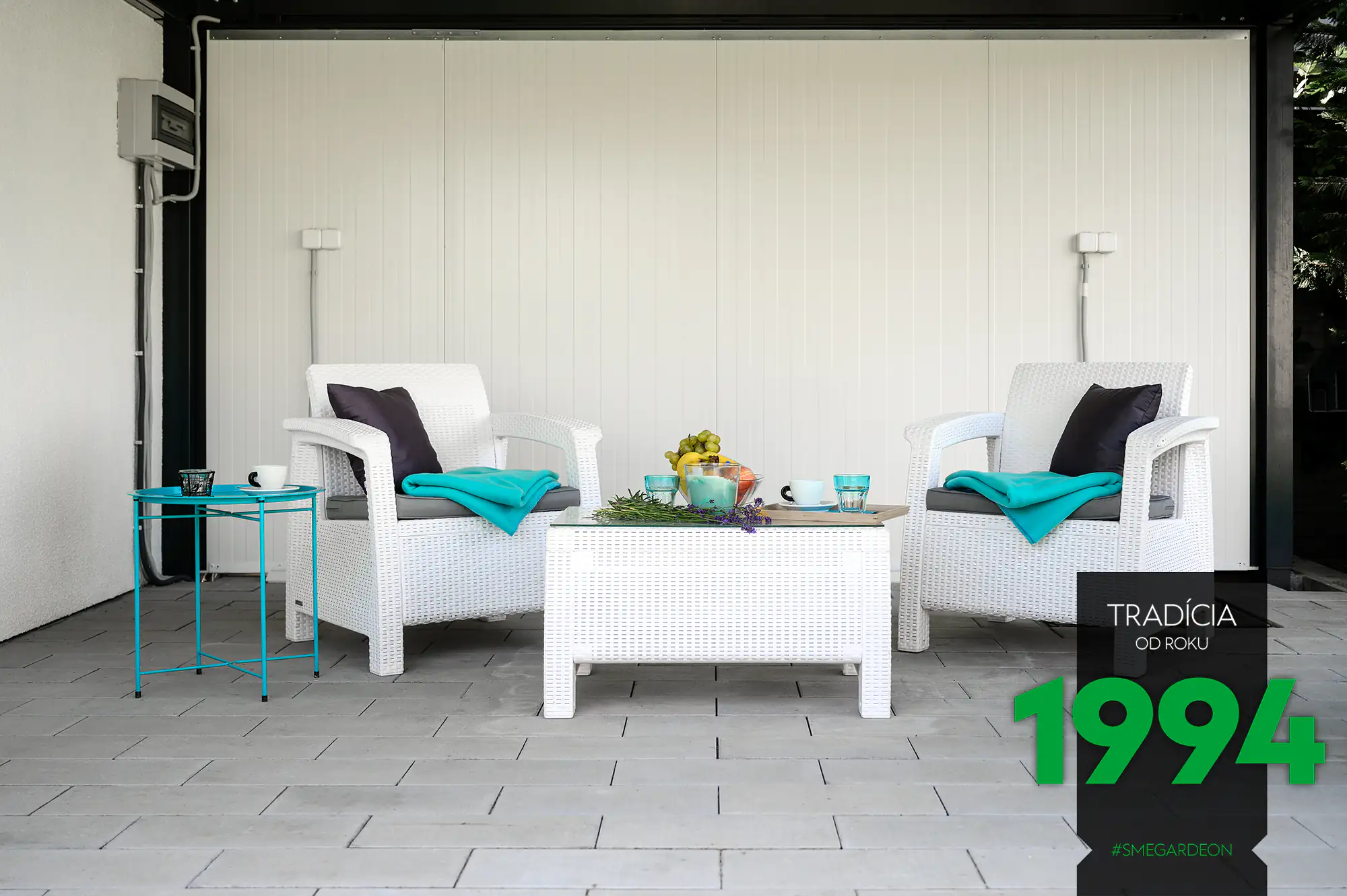 Bíle posezení pod přístřeškem