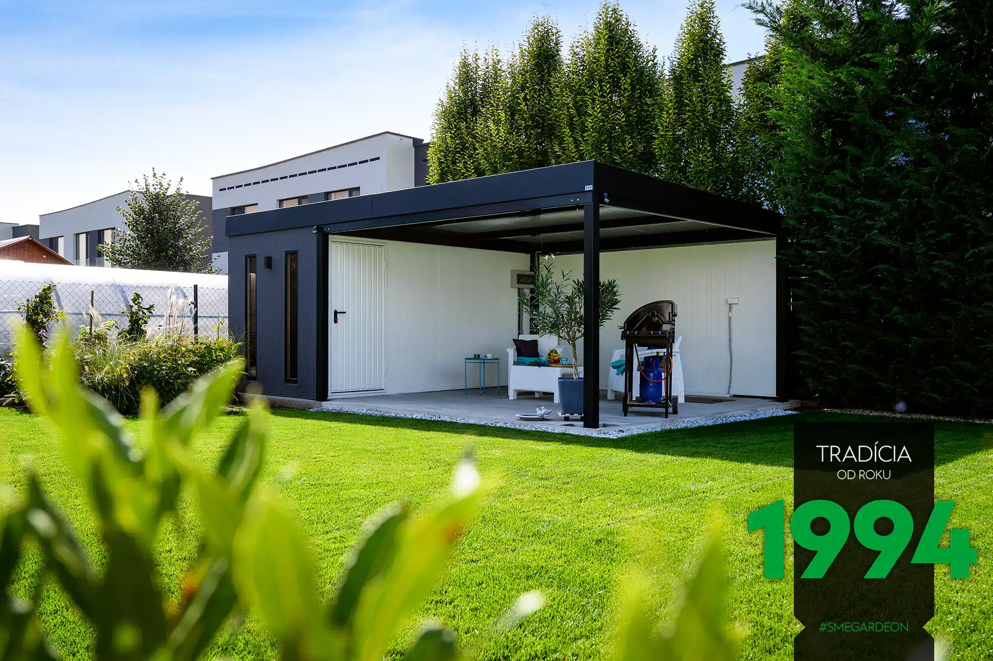 Záhradní domek s přístřeškem.