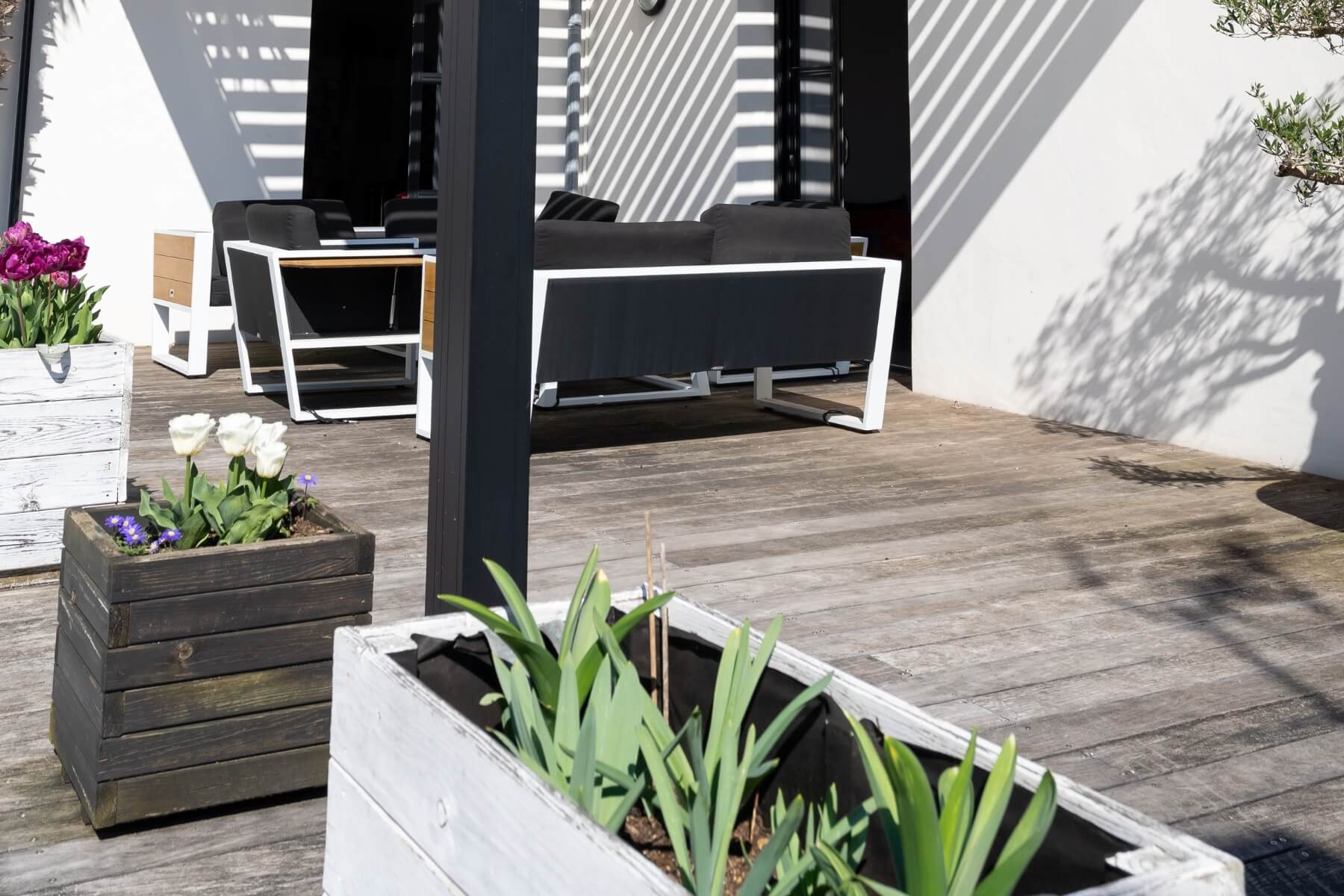 Záhony na terase u domu.