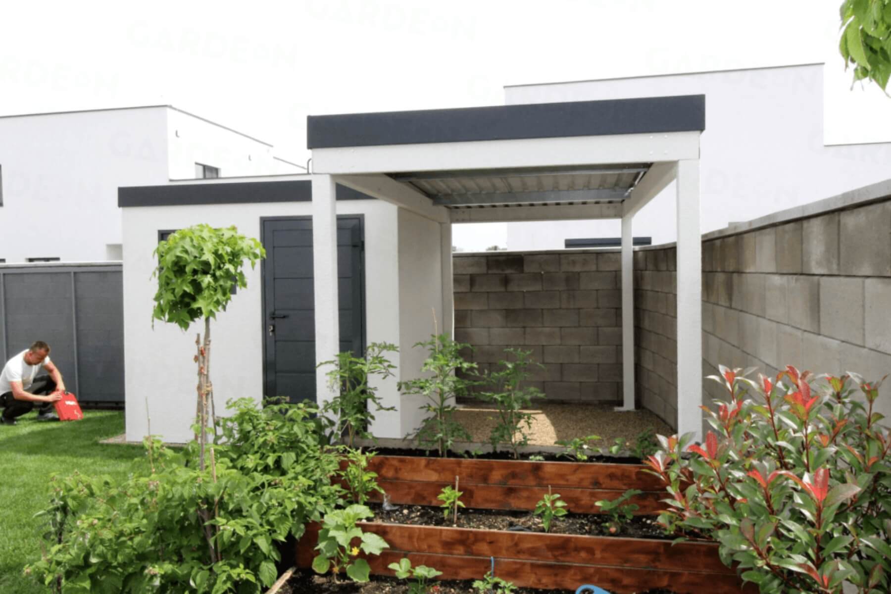 Bylinkové záhony u zahradního domku.