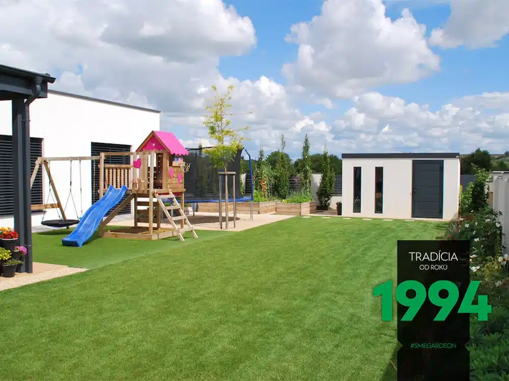 Prolézačky na zahradě u zahradního domku