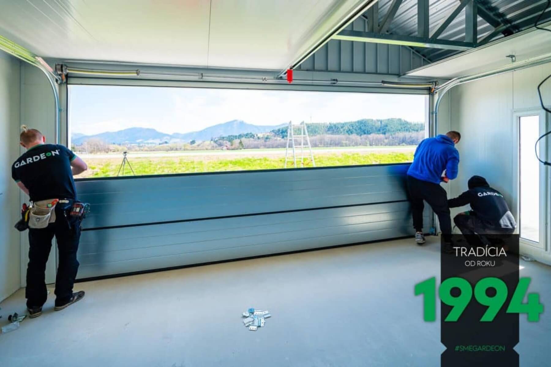 Montážníci Gardeonu montují garážovou bránu.
