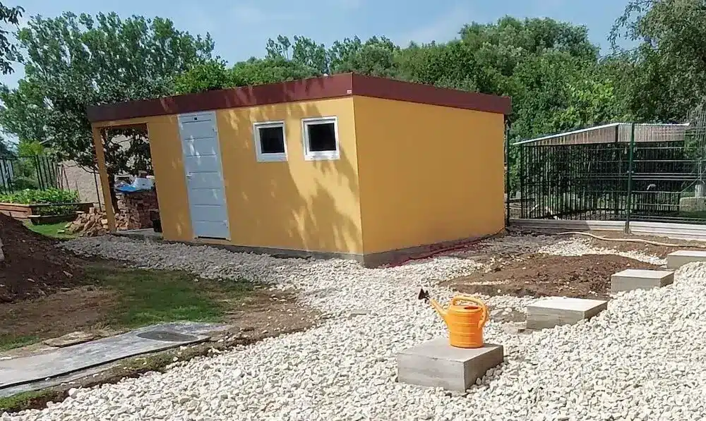 Žlutý záhradní domek