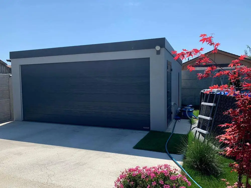Garáž s garážovou bránou v antracite