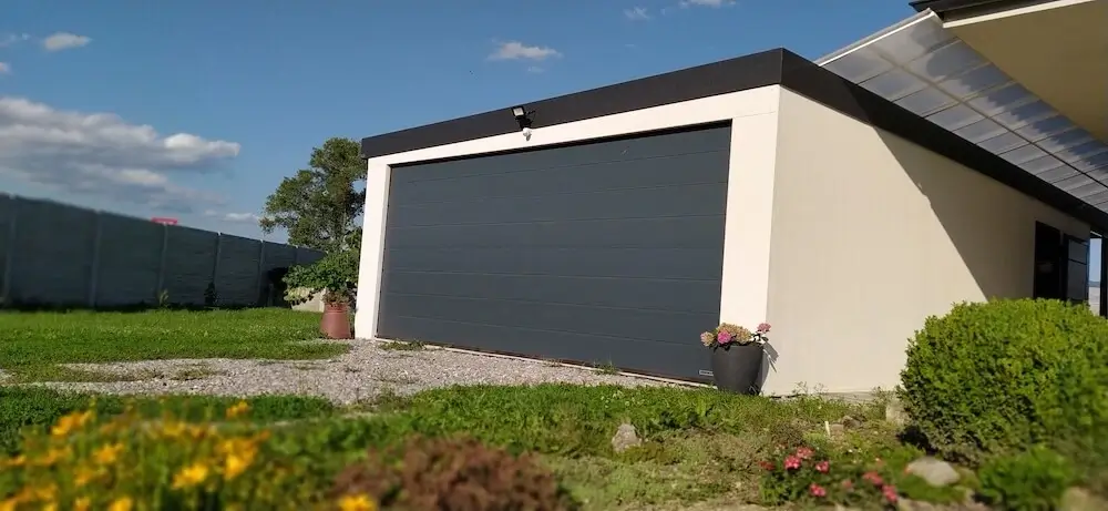 Garáž pro dvě autá na záhrade