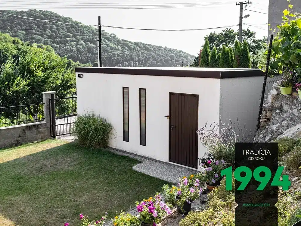 Garáž v bíle omítce a s hnědýma doplňky