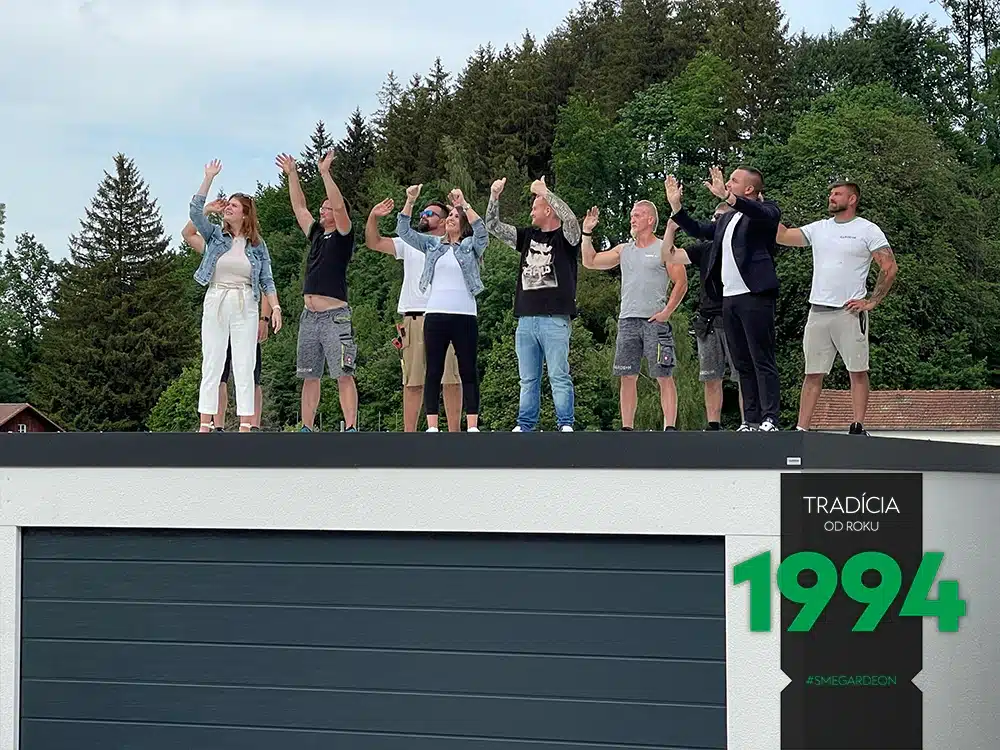 Lidé na střeše garáže