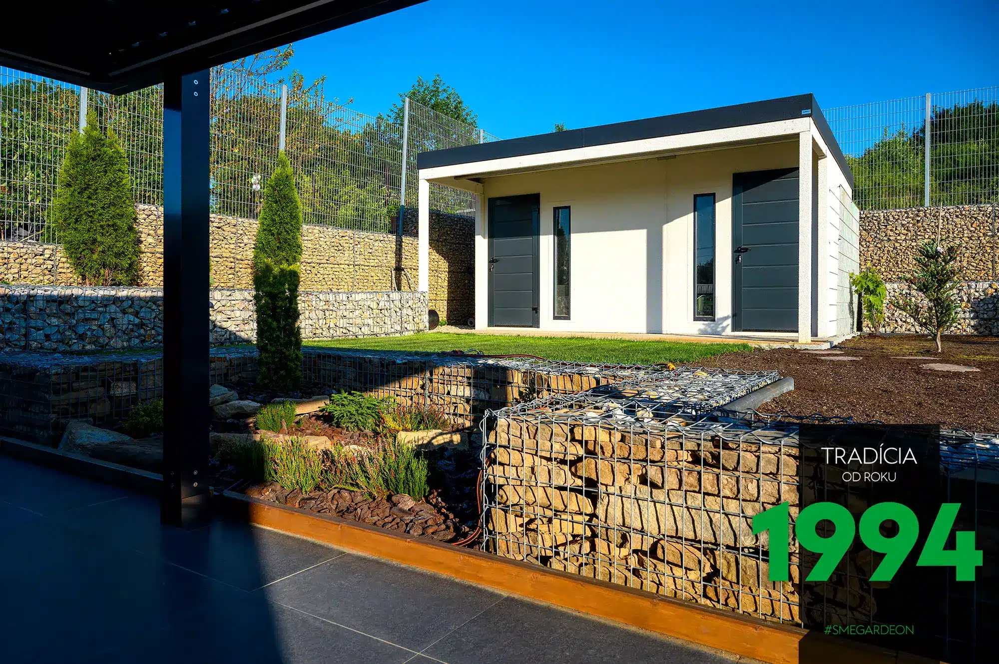 Domeček se dvěma dveřmi a dvěma světlíky