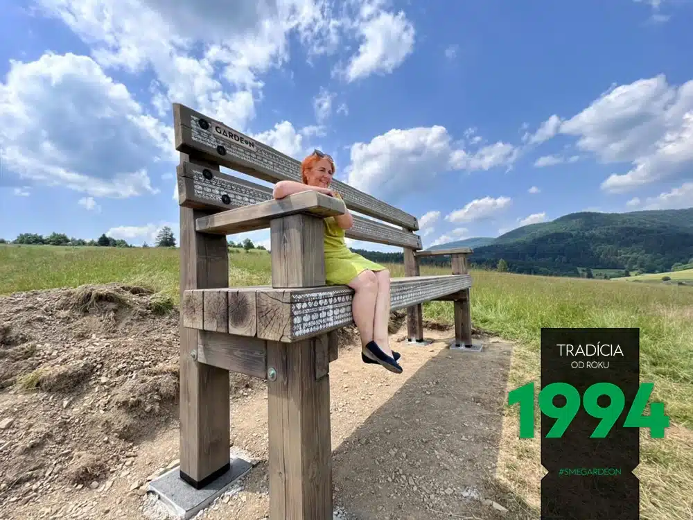 Starostka sedí na lavičce.