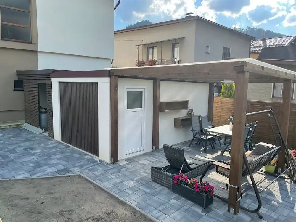 Garáž s prestřešením a posezením