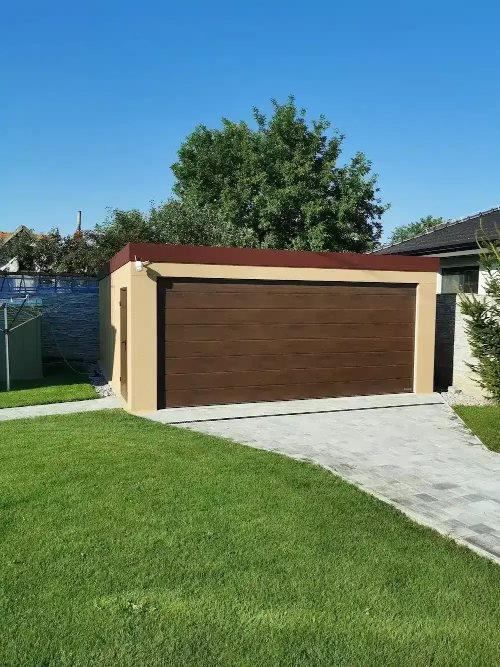 Garáž pro dvě auta s hnedou bránou