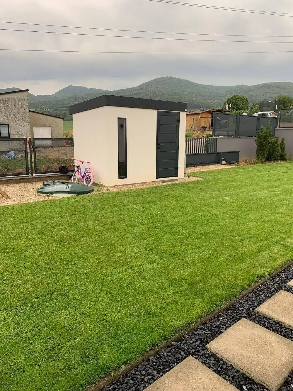 Bíly domek s tmavými dveřmi