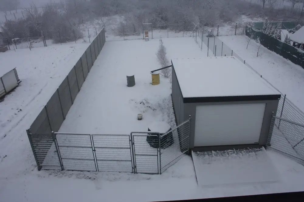Zasněžená montovaná garáž.