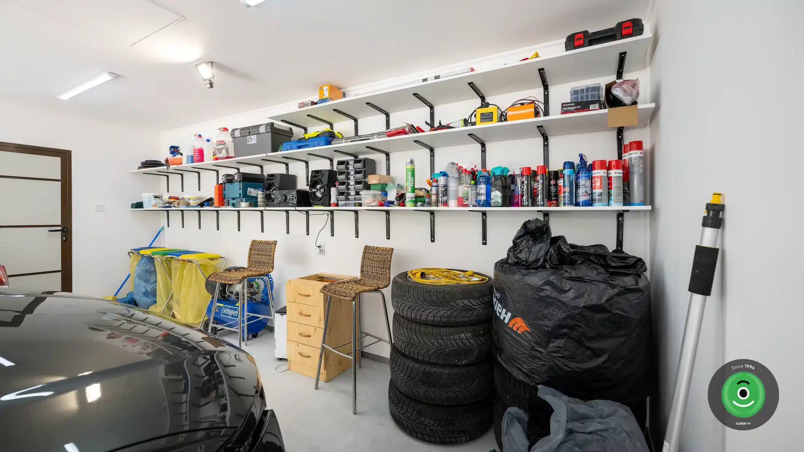 GARDEON garáž pro dvě auta sedlová střecha police na zdi