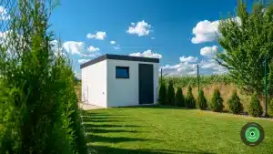 B&iacute;l&yacute; GARDEON zahradn&iacute; domek obklopen&yacute; stromky