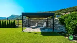 Zelen&aacute; upraven&aacute; zahrada s Gardeon pergolou