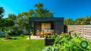 Gardeon pergola v pestr&eacute; zahradě s květinov&yacute;mi z&aacute;hony