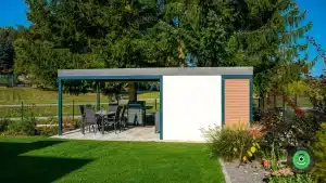 Zahradní domek s přístřeškem v okolí květinové zahrady