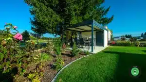 Zahradní květiny v okolí Gardeon zahradního domku s přístřeškem