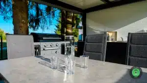 Detail na sklenice s vodou položené na stole v přístřešku