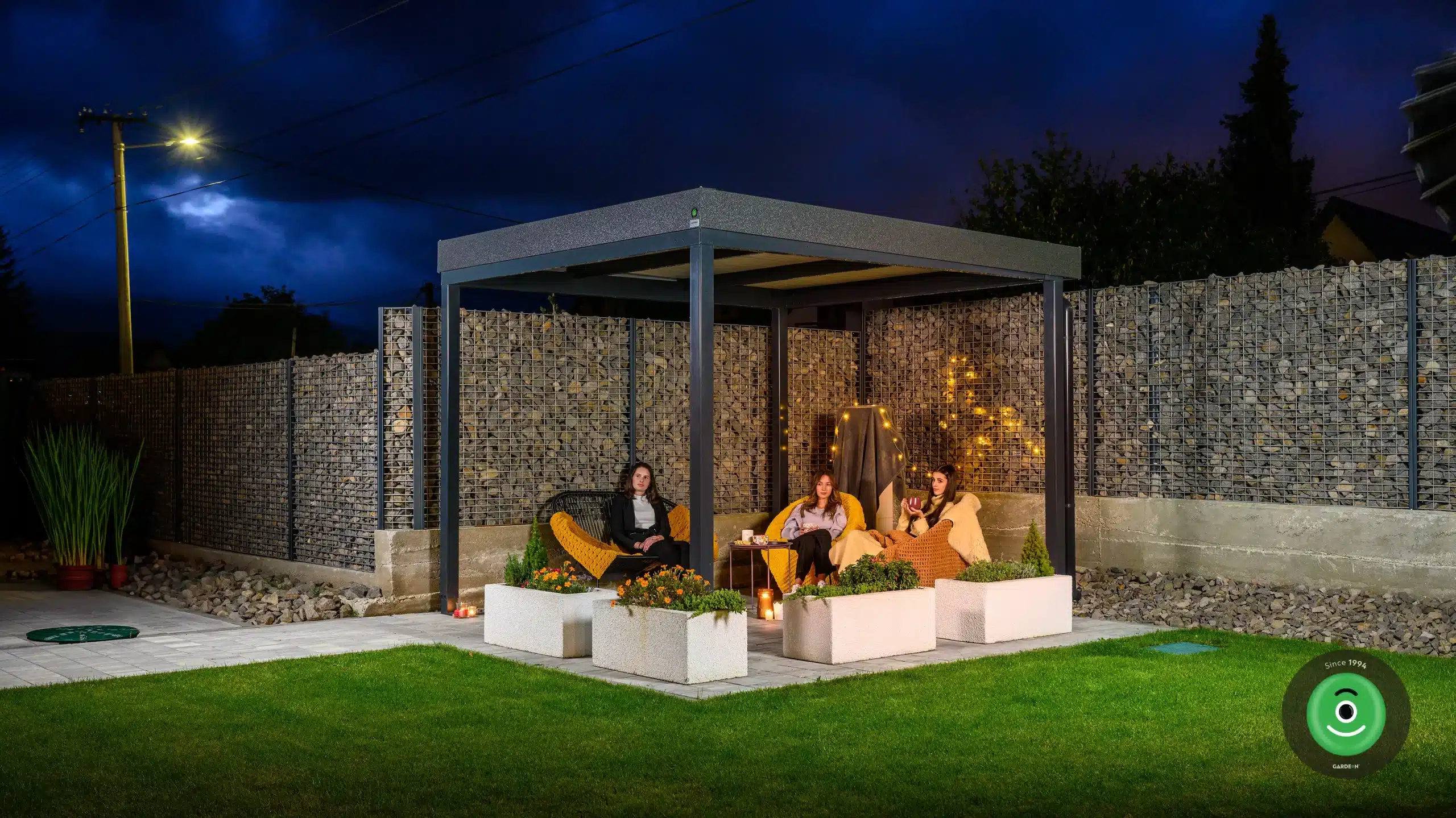 Příjemné večerní posezení pod pergolou