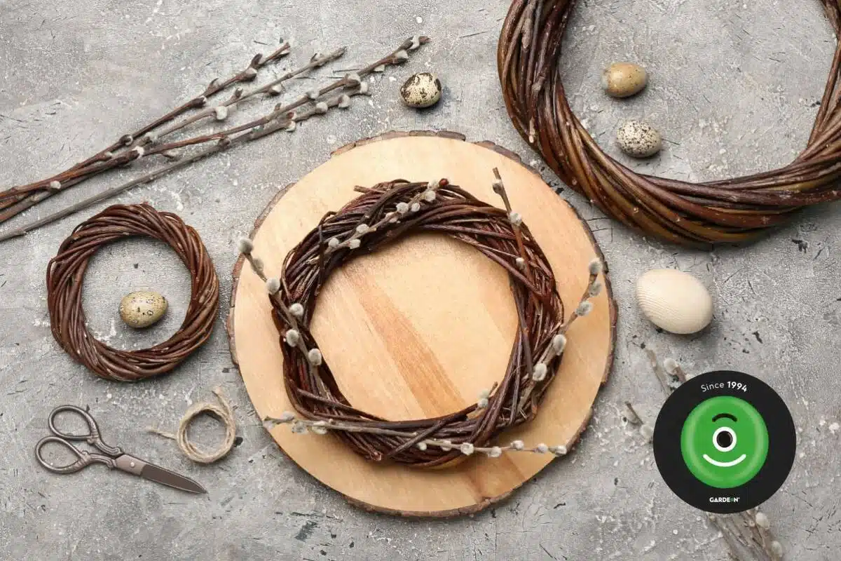 Proutěn&yacute; věnec ozdoben&yacute; kočičkami.