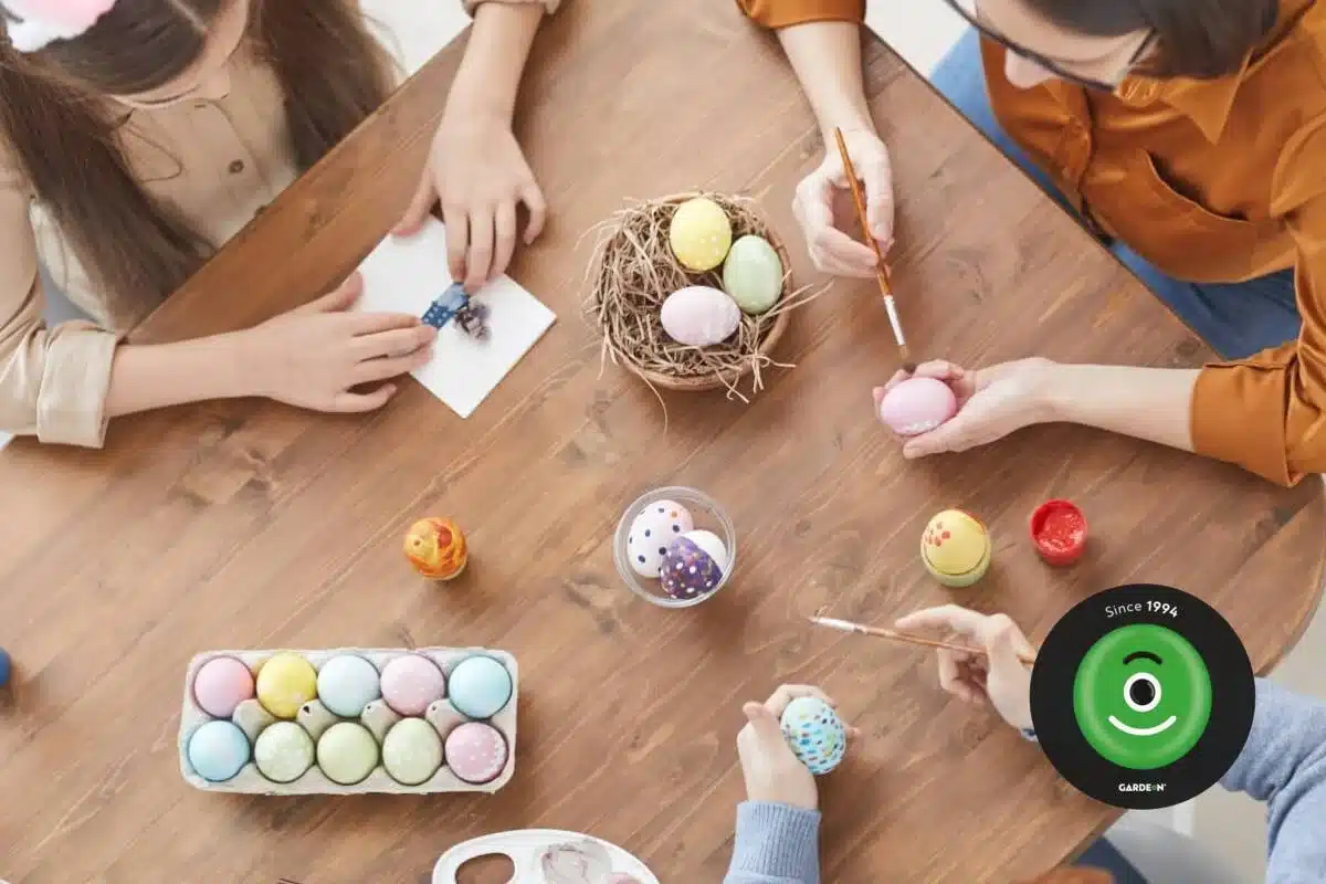 Děti s mámou malující velikonoční vajíčka.