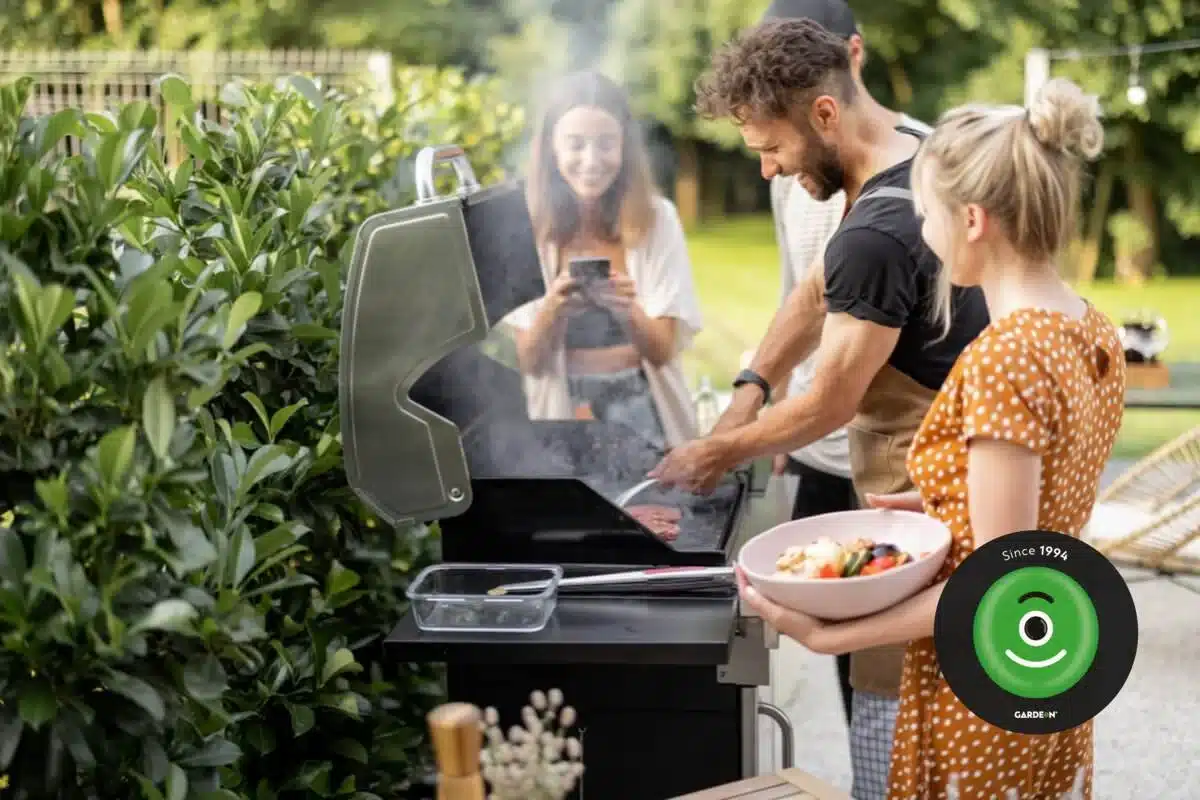 Přátelé se baví a společně grilují připravené speciality.